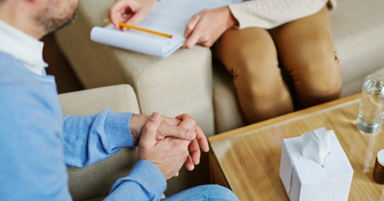 Zrozumienie różnic między narcyzmem a pewnością siebie pozwala na lepsze rozpoznawanie zdrowych cech osobowości. Pewność siebie sprzyja budowaniu dobrych relacji